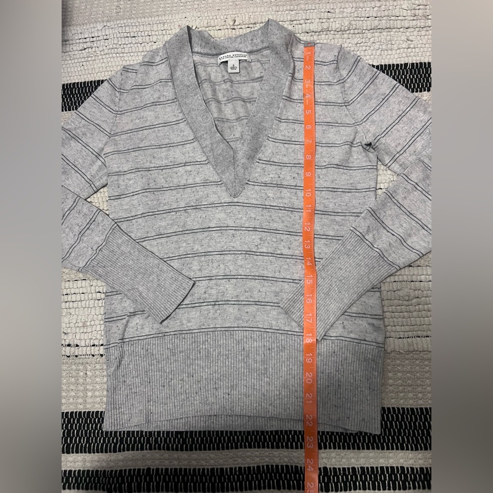 Banana Republic Light Gray V-Neck Sweater - Picture 2 of 5